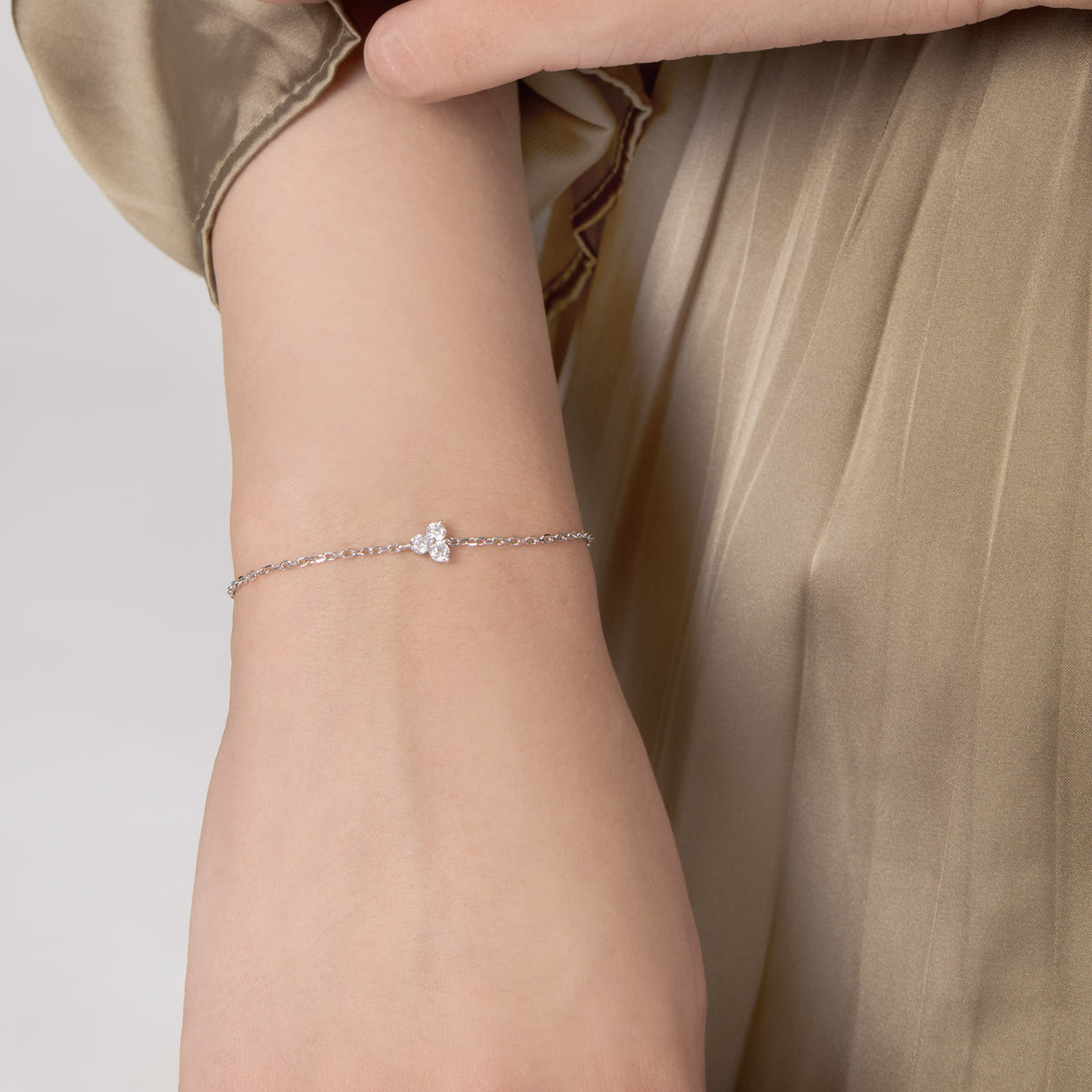Petal Bracelet close-up – Silver 16-18cm, Silver 18-20cm