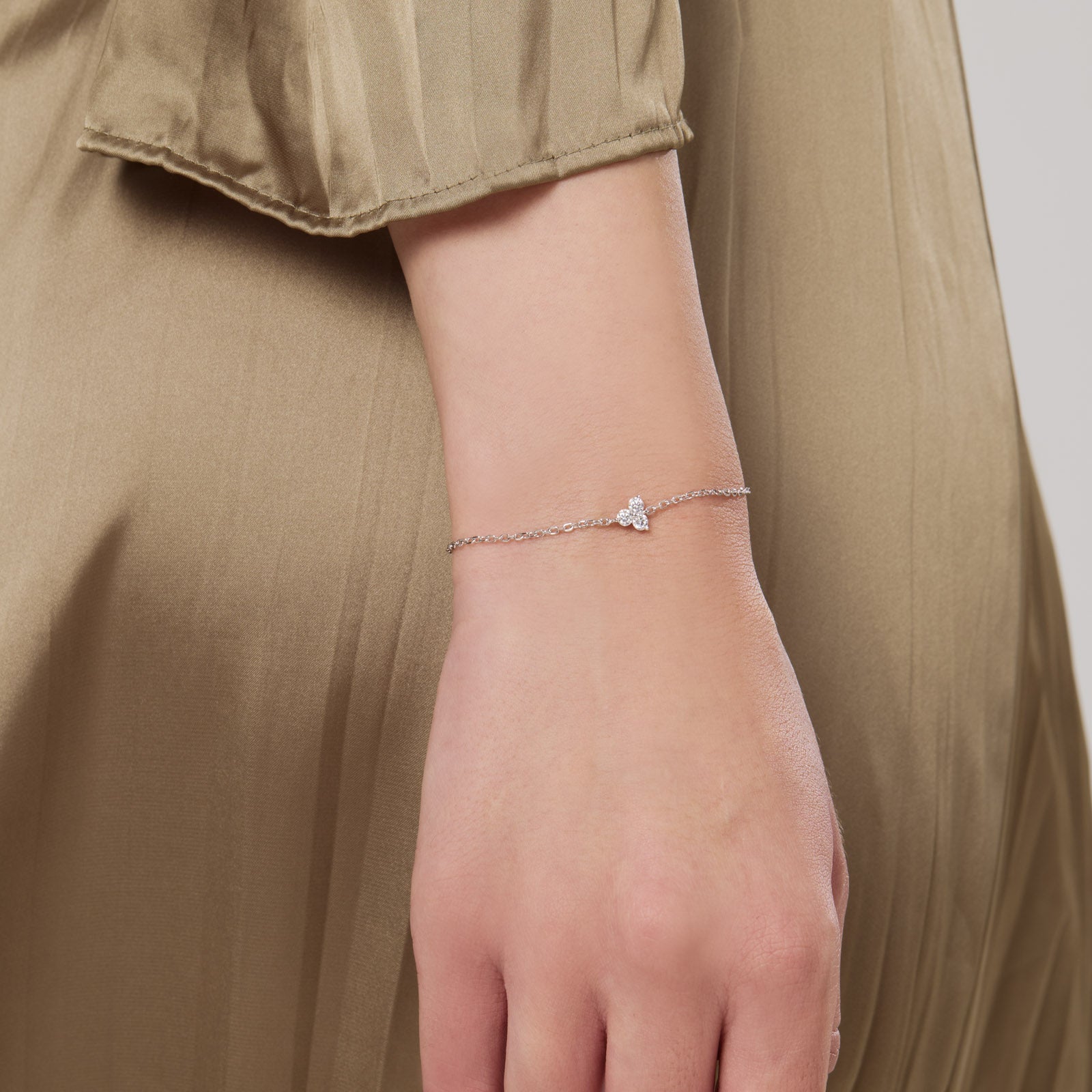 Petal Bracelet mid shot – Silver 16-18cm, Silver 18-20cm