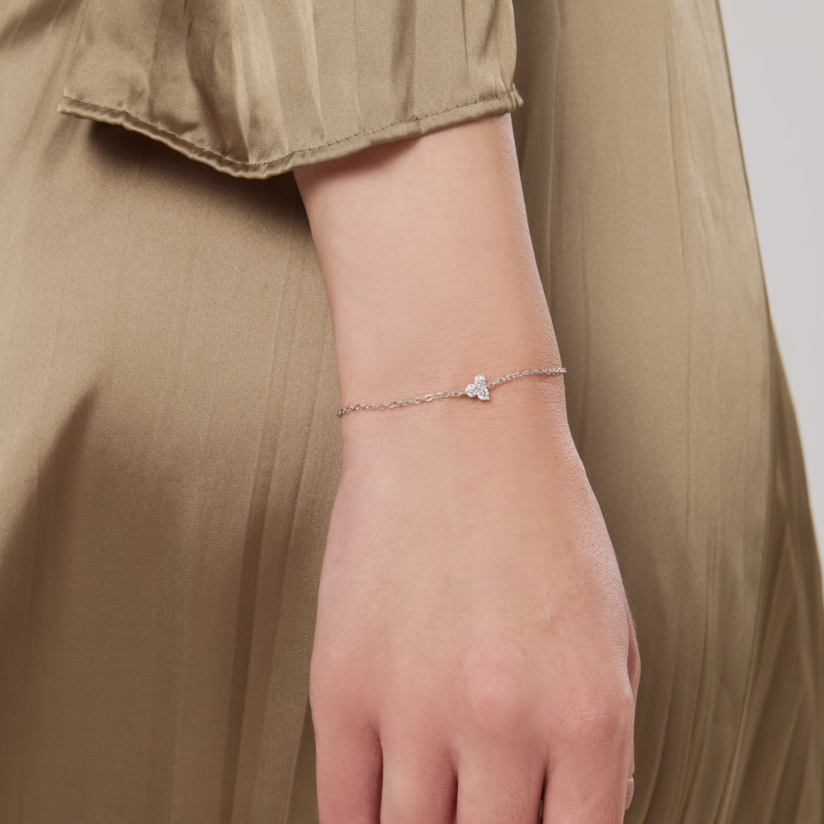 Petal Bracelet mid shot – Silver 16-18cm, Silver 18-20cm