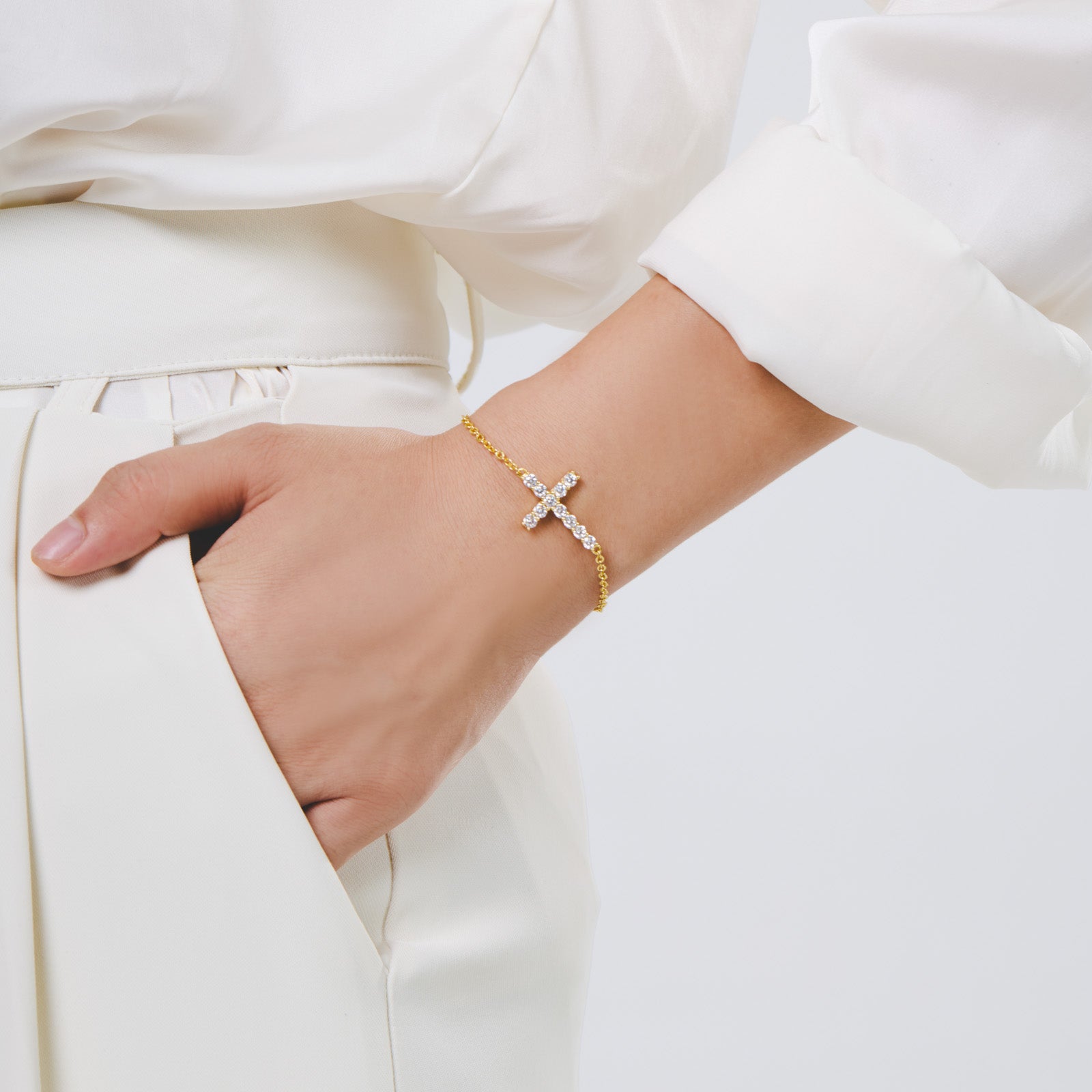 Vera Bracelet mid shot – Gold 16-18cm, Gold 18-20cm